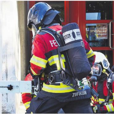 Demonstration des Könnens - Die Zufiker Feuerwehr gibt Einblick in ihre Tätigkeiten. Bild: Archiv