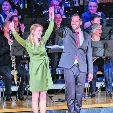 Tolle Darbietungen für Augen und Ohren - Sie konnten sich am Schluss des Abends zu Recht feiern lassen: Tanzschulleiterin Larissa von Arx-Federer und MGD-Dirigent Hanspeter Weiss.