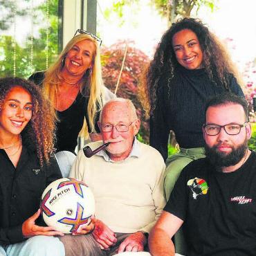 Der Familien-Fanclub - Die besonderen Pilgrims, von links: Alayah, Tanja, Jürg, Aileen und Jalil. Bilder: Stefan Sprenger / Freshfocus