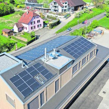 Dem Fortschritt begegnen - Betreffend Solarenergie soll es in Wohlen weiter vorwärtsgehen: Es ist ein Ausbau von knapp 4 Quadratmetern pro Einwohner auf 5,5 Quadratmeter bis Ende 2030 vorgesehen. – Im Bild der Werkhof des Kantons Aargau mit seinem Solardach.