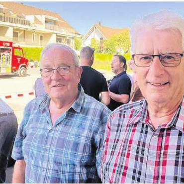 Lieber einmal zu viel - Wiedersehen macht Freude: Hans Burkart (links) und Heinz Widmer, zwei ehemalige Feuerwehrmänner aus Hägglingen, verfolgen stolz das Geschehen.