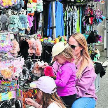 Frühlingsmarkt der Einheimischen - Auch am Markt heisst es gut auswählen, was einem gefallen könnte.