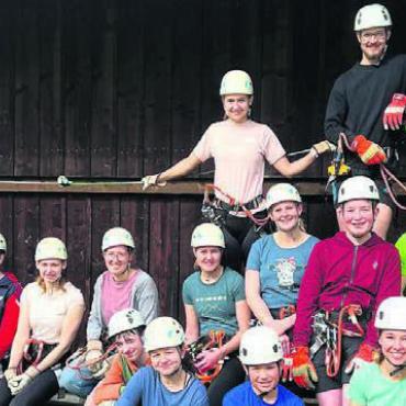 Vorbereitungen laufen gut - Zum Abschluss der Trainingswoche besuchten die Seilzieher den Seilpark Rigi. Bild: zg