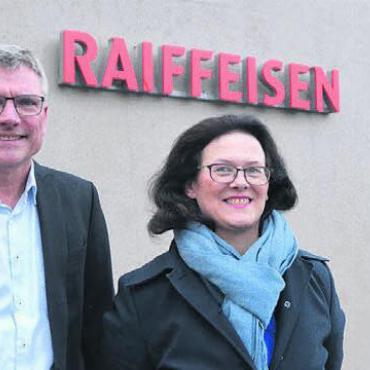 Zahlen sind ihre Welt - Andreas Künzle und Maria Küng sassen im Verwaltungsrat der Raiffeisenbank Oberfreiamt. Bild: ake