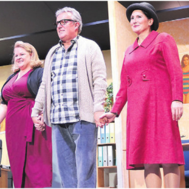 Verliebt, verlobt, verheiratet - Die Schauspielerinnen und Schauspieler lassen sich feiern. Die Premiere war ein voller Erfolg. Bilder: ci