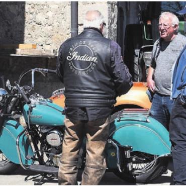 Der Duft von Benzin und Motoren - Auch Zweiräder, wie die türkisfarbene Indian, wurden am Treffen bestaunt.
