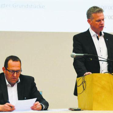 Ganze 35 Minuten - Ammann Simon Zubler (rechts) zeigte auf, welche Investitionen anstehen. Links Gemeindeschreiber Frank Koch. Bild: Annemarie Keusch