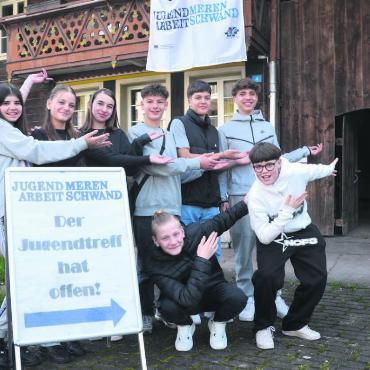 Nach dem Umzug wieder in Schwung - Jeweils am Mittwoch und am Freitag empfängt Jugendarbeiterin Ines Hürst (links) die Dorfjugend von Merenschwand im Engelhof. Bild: Thomas Stöckli