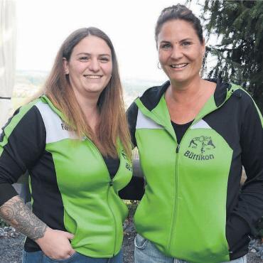 Wie eine grosse Familie - Sie haben die Organisation der Jubiläumsshow in den Händen: Ronya Probst (links) und Michelle Frattini. Beide sind seit frühester Kindheit Mitglied des Turnvereins Büttikon. Bilder: Chregi Hansen / zg