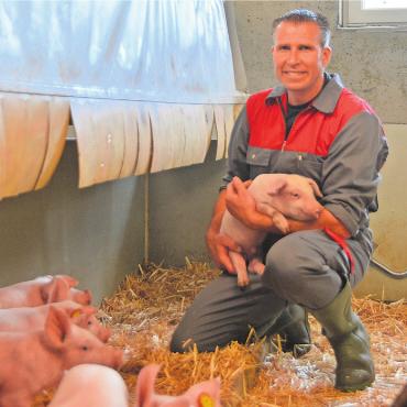 Auch seiner Offenheit wegen - Peter Anderhub bei seinen Schweinen. Seine Arbeit ist mit viel Leidenschaft verbunden, betont der Landwirt. Bild: Annemarie Keusch