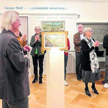 Spontan und mit Überzeugung: Ja - Verdienter Applaus für Kurator Fischer (links) nach einer spannenden Vernissage. Bilder: Walter Minder