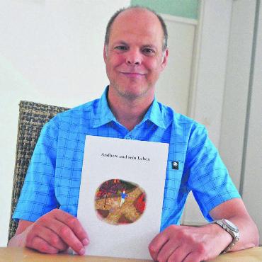 Mögliche Wege aufzeigen - Christoph Schnitter zeigt stolz sein viertes Buch. Damit will er ADHS-betroffenen Kindern Mut machen. Bild: Annemarie Keusch