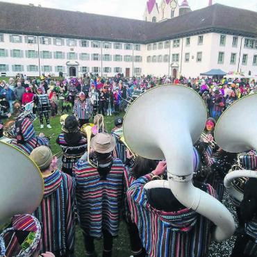 Ein Potpourri der Fasnächtler - Mehr Muri geht nicht: Die Gängelimusig sorgt für Unterhaltung, die Bevölkerung feiert ausgelassen und das Kloster wacht über den Anlass. Bild: zg
