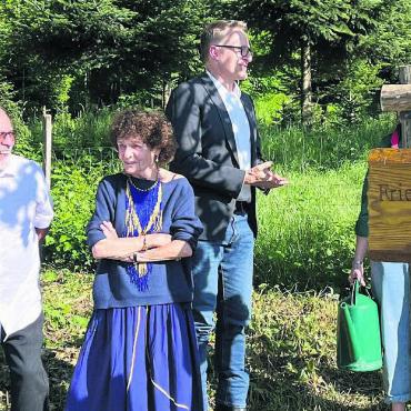 Gemeinsame Sternstunde - Dank ihrer Initiative hat Wohlen einen neuen Begegnungsort und einen weiteren Friedensbaum: Herbert Wiederkehr und Heidi Widmer beim neuen Friedensbaum. Im Hintergrund Gemeindeammann Arsène Perroud. Bild: Walter Minder