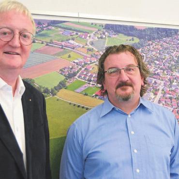 Geht nicht ohne mehr Steuern - Luftaufnahmen zeigen, dass sich das Dorf stark entwickelt hat, und es wird dies weiterhin tun. Welche Einflüsse dies auf die Finanzen der Gemeinde hat, ist laut Peter Hochuli (links) und Dominique Tschudin schwierig abzuschätzen. Bild: Annemarie Keusch