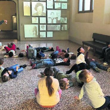 Die Schülerinnen und Schüler aus Widen besuchten das Landesmuseum in Zürich und konnten einiges entdecken. Bilder: zg