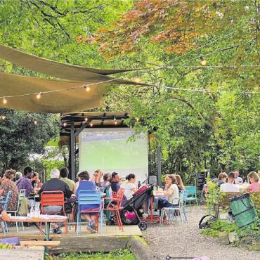 Ein erweitertes Wohnzimmer - Auch Fussball-Abende gabs diesen Sommer in der Sommerbeiz Intermezzo. Bilder: zg