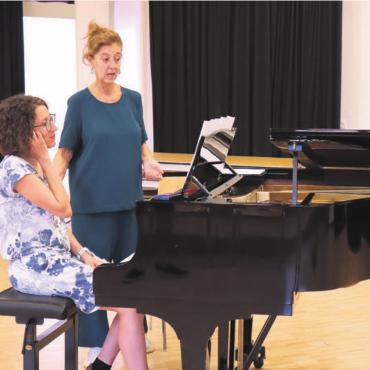 Jeden Abend ein Konzert - Maria Grazia Sorrentino leitet ihre Schülerin Anna Naef so an, dass diese ihr Spiel im Üben verbessern kann.
