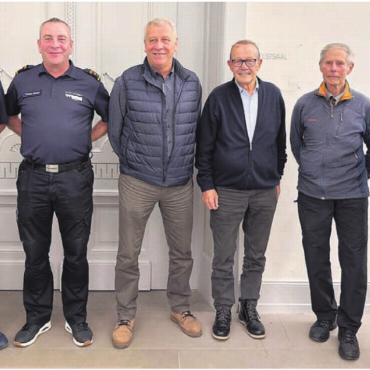 Kommando in neue Hände - Ehemalige Feuerwehrkommandanten versammelten sich mit dem scheidenden und dem neuen Kommandanten zu einem besonderen Gruppenbild, von links: Roman Strebel, Thomas Strebel, Felix Strebel, Herbert Strebel, Emil Berger und Ruedi Wipf. Bild: zg