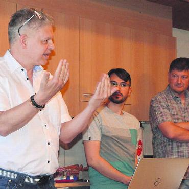 Manko in Kommunikation - Andreas Seonbuchner vom Umfragetool «BrainE4», Gemeinderat Christian Bel und Gemeindeammann Mario Räber, von links. Bild: Annemarie Keusch