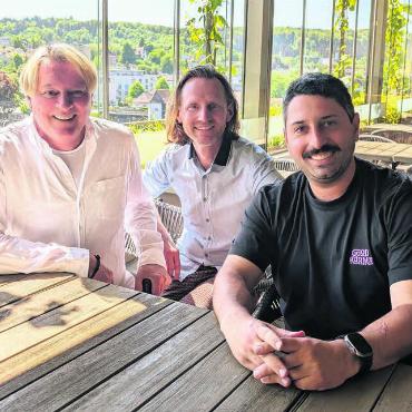 Die erfolgreichen Gastronomen Thomas Krebs, Bernhard Schuster und Federico Freiermuth (von links) wollen auch mit dem «Stadthof» durchstarten. «Der Ort, die Lage, die Terrasse – alles ein Traum.» Dennoch werde man die neue Aufgabe auch mit Demut und Respekt anpacken.
Bilder: Marco Huwyler