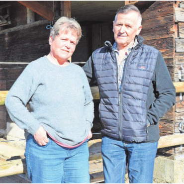 Ein Drittel des Dorfes - Sonja Furrer und Donat Etterli stehen vor der massiven Absperrung, die die Pferde in ihrer Panik einfach umgedrückt haben. Bild: Annemarie Keusch