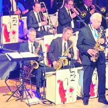 Pepe Lienhard verzaubert Boswil - Nicht nur als Dirigent, auch als begnadeter Saxofonist überzeugte Pepe Lienhard an seinem Weihnachtskonzert. Bild: aha