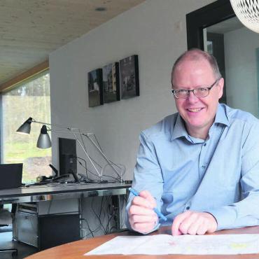 Dorf mit Raum für Entwicklung - Verantwortlich für die Liegenschaften von Merenschwand: Gemeinderat Patrick Bachmann in seinem Büro in Benzenschwil. Bild: Thomas Stöckli