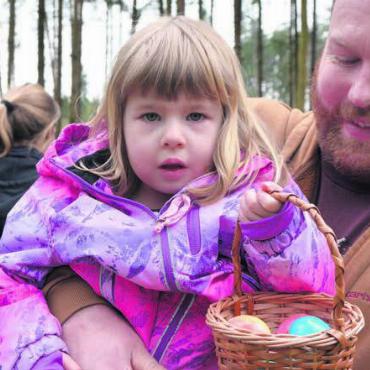 Dem Osterhasen auf der Spur - Freudiger Vater, skeptische Tochter. Die Taktik, schon zu Beginn in den hintersten Ecken zu suchen, ging auf. Bilder: ake