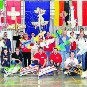 Die Neugierde wecken - In der Burkertsmatt wurden schon mehrere internationale Wettbewerbe durchgeführt. Die Modellflieger-Piloten messen sich nun erstmals in der Schweiz an der Indoor-Kunstflug Weltmeisterschaft. Bild: zg