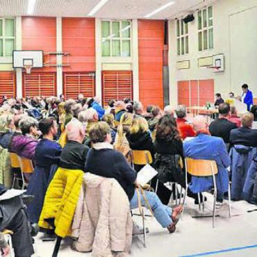 Planungsgrundlage für 15 Jahre - Volle Mehrzweckhalle an der ausserordentlichen «Gmeind» zur Nutzungsplanung in Arni. Bild: Thomas Stöckli