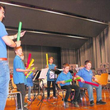 Reise durch die Musikgeschichte - Die Jugendmusik spielte auch mit Boomwhackers.