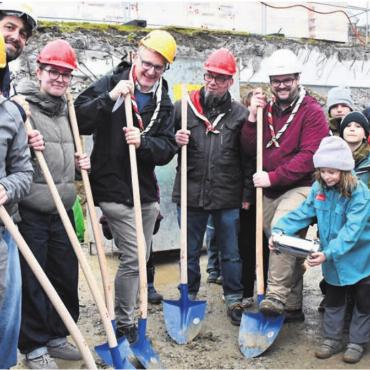 Vorfreude auf die neue Heimat - Der offizielle Spatenstich mit Ralph Notter vom Baugeschäft Notter (links), Thomas Geissmann, Bauwerk-Verantwortlicher der Pfadi (Mitte), und Architekt Benno Kohli (Zweiter von rechts).