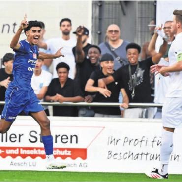 Drehscheibe für den Sport - Das Aargauer Derby zwischen Wohlen und Aarau war ein sportlicher Leckerbissen – und beim Tor der Wohler kam ganz viel Freude auf: Von einer Sportkoordinationsstelle sollten grosse und kleine Vereine gleichermassen profitieren. Bild: awa