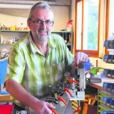 Präzisionsarbeit aus dem Freiamt - Georg Moser in seiner Werkstatt in Waltenschwil: Mit dieser von ihm gebauten Vorrichtung werden Wicklungen für Windkraftwerke in Indien hergestellt. Bild: Celeste Blanc