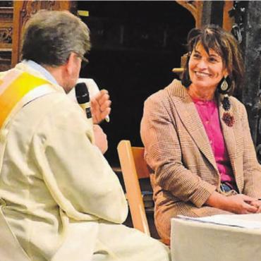 Gut geankert mit Doris Leuthard - Diakon Karl Scholz im Austausch mit Alt-Bundesrätin Doris Leuthard. Bild: gum