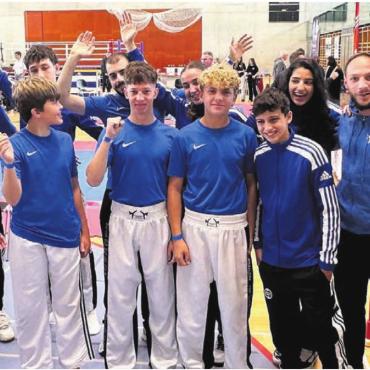 Die erfolgreiche Welle - 14 Medaillen abgeräumt: die erfolgreiche Truppe von Kickboxing Wohlen am Letzi Cup. Bilder: zg