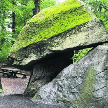 Sagen und andere Wahrheiten - Die sagenhafte Findlingsformation Erdmannlistein steht im Zentrum der Winterführung. Bild: zg