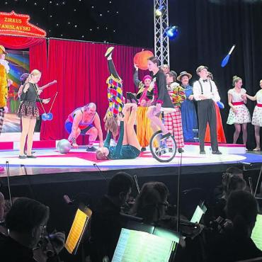 «Für uns auch eine Inspiration» - Auf der Casinobühne ist während der «Zirkusprinzessin» zuweilen so einiges los. Mittendrin auch die jungen Artisten des Zirkus Arabas - mit Einrad, Diabolo, Hebefiguren und Jonglagen. Bilder: zg/Archiv