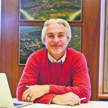 Der Stolz überwiegt den Frust - Patrick Fischer im Gemeinderatszimmer in Fahrwangen. Hier hat er in den vergangenen 14 Jahren viel Zeit verbracht. Er war meist gerne hier – in den letzten Monaten allerdings eher weniger. Bild: Chregi Hansen