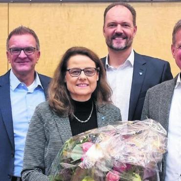 Geschäfte gut durchgebracht - Vizeammann Bettina Galbier wurde an der Versammlung von ihren Kollegen verabschiedet (von links): die Gemeinderäte Pascal Vontobel, Jörg Ackermann und Christoph Meyer, Ammann Simon Zubler und Gemeindeschreiber Frank Koch. Galbier war 12 Jahre Gemeinderätin in Waltenschwil. Simon Zuber meinte in seiner Laudatio: «Sie hat sich immer um Menschen gekümmert, von den Kindergartenkindern bis zu den Feuerwehr-Senioren.» Bild: Verena Anna Wigger