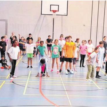 Hallenzeit ist handyfreie Zeit - Die Angebote an sportlichen Aktivitäten im Winter werden von den Schülern der Primar- und Oberstufe fleissig genutzt. Bild: zg