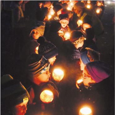 Lichterzauber mit Verstärkung - Faszinierende «Liechtli»: Start in den Umzug vom Kloster aus. Bild: Thomas Stöckli