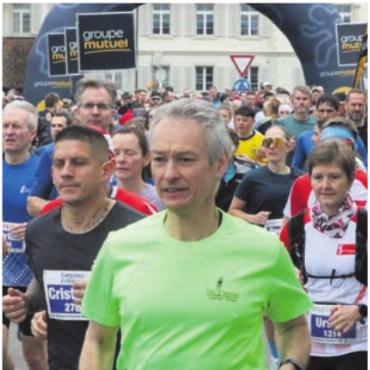 Selbst für Pommes frites einen Plan - Die Teilnehmerzahlen am Reusslauf steigen kontinuierlich. Das OK-Team arbeitet daran, dass der Anlass noch attraktiver wird. Und sei es nur mit einer effizienteren Festwirtschaft. Bild: jl