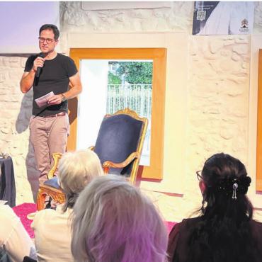 Kaiserin Sisi und die Schweiz - Fabian Furter eröffnet den royalen Abend im Schlössli Wohlen, auf dem Bild rechts Sisi in Schweizer Bluse und Gurt. Bild: Walter Minder