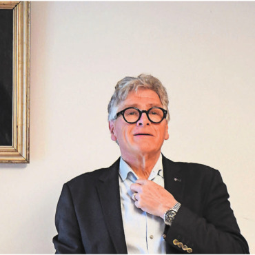 Doppelte Schrift zum Jubiläum - Präsident Martin Allemann leitete die Generalversammlung im Schweizer Strohmuseum locker und speditiv. In einem Jahr will er das Präsidium der Historischen Gesellschaft Freiamt abgeben. Bild: Daniel Marti