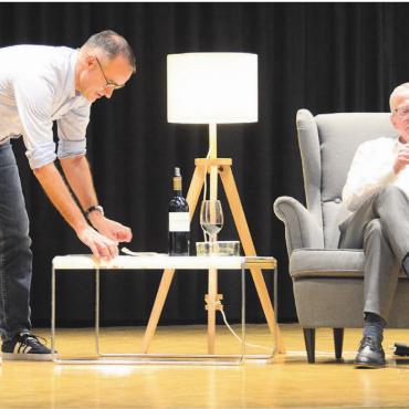 Superhirn und Herz geehrt - Der künftige Vizeammann Laurenz Meier (links) bereitet den abtretenden Gemeindeammann Roland Polentarutti darauf vor, dass er bald mehr Zeit hat, um das Leben zu geniessen. Bilder: Chregi Hansen