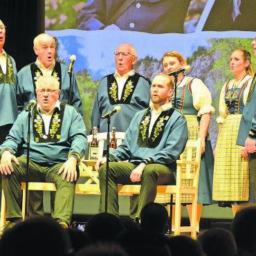 Zwischen Tracht und Pailletten - Wenig Stimmen, trotzdem viele Emotionen. Das Chörli überzeugte das Publikum in Auw. Bilder: Annemarie Keusch