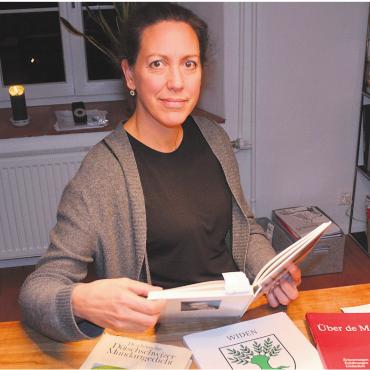 Die Geschichtensucherin - Karin Hebeisen erhält immer wieder Bücher mit Geschichten. Diese und mündliche Überlieferungen bilden die Basis für ihre Lieder. Bild: Roger Wetli
