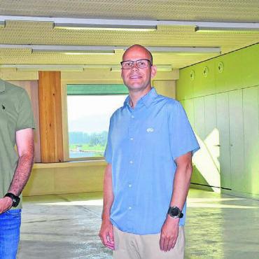 Schulbauten vor dem Bezug - Hell und mit Ausblick: Gemeinderat Kevin Vaes (l.) und Daniel Minikus, Leiter der Abteilung Immobilien, in einem der beiden Klassenräume im Obergeschoss des neuen Schulhauses Merenschwand. Bilder: Thomas Stöckli